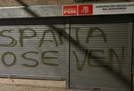 El PSOE denuncia pintadas en varias sedes de España y en Bruselas: «Cerdos» y «traidores»