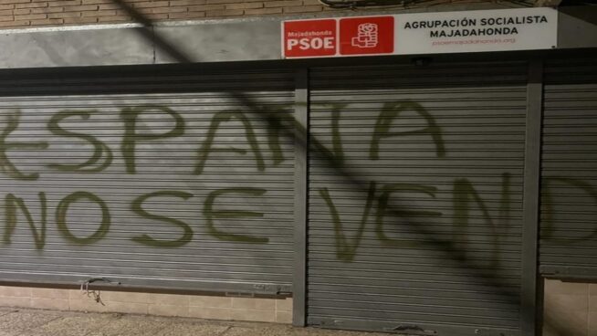 El PSOE denuncia pintadas en varias sedes de España y en Bruselas: «Cerdos» y «traidores»