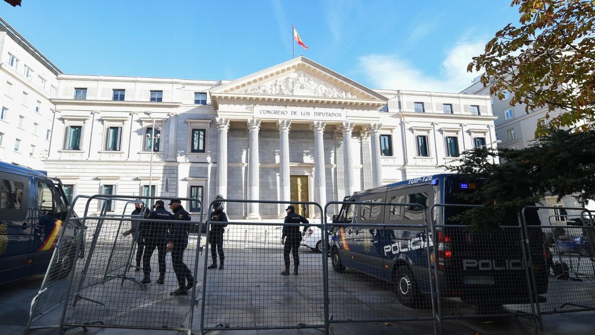 La Policía escoltará a varios diputados para garantizar que asistan a la investidura