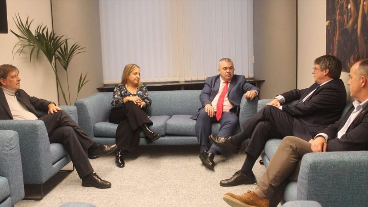 Santos Cerdán, en Bruselas para intentar cerrar un acuerdo con Puigdemont para la investidura