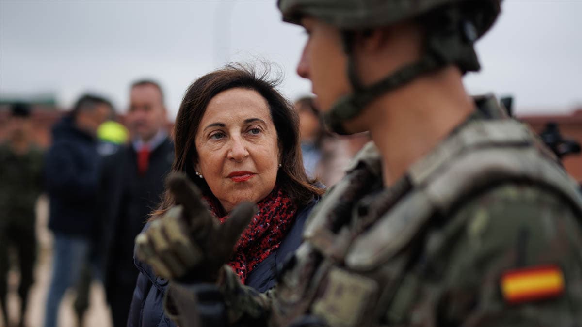 Robles repite en Defensa: la ministra mejor valorada y criticada por las asociaciones