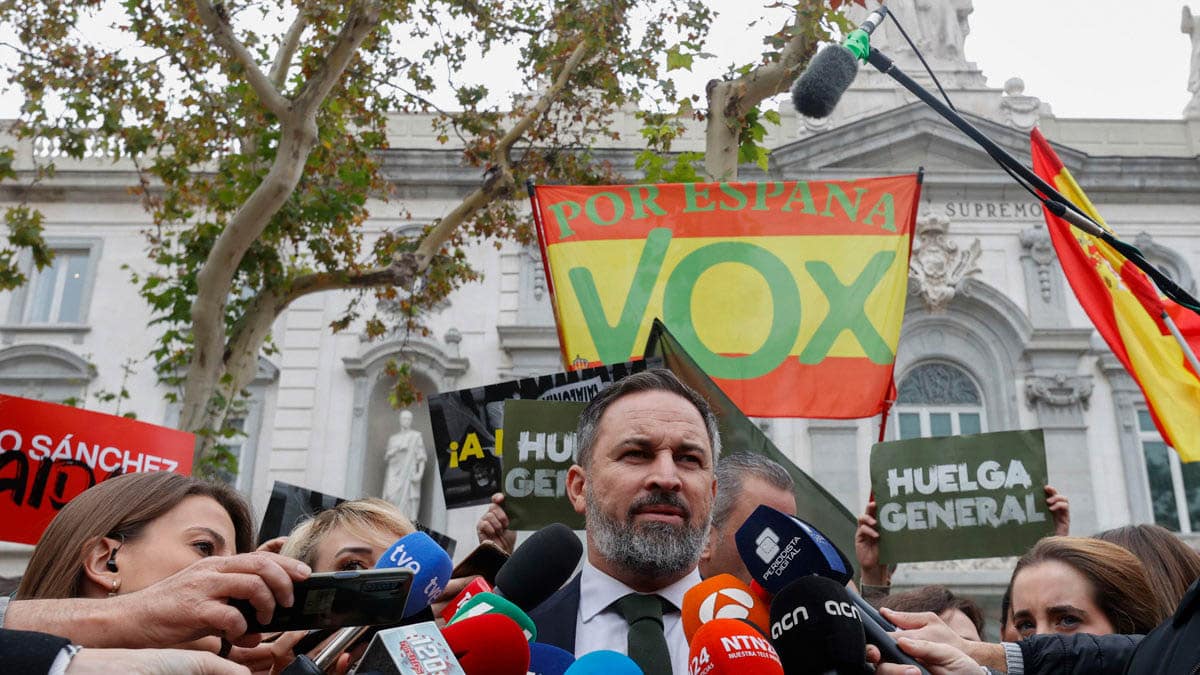 Vox se querella ante el Supremo contra Sánchez y Puigdemont por la ley de amnistía