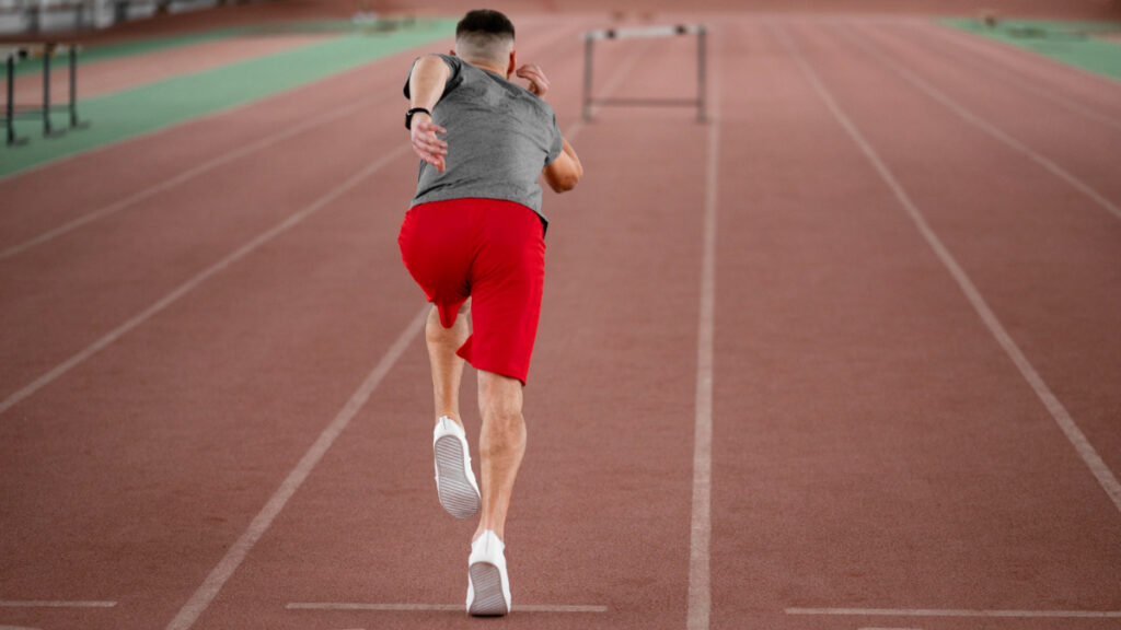 Un corredor realizando un sprint