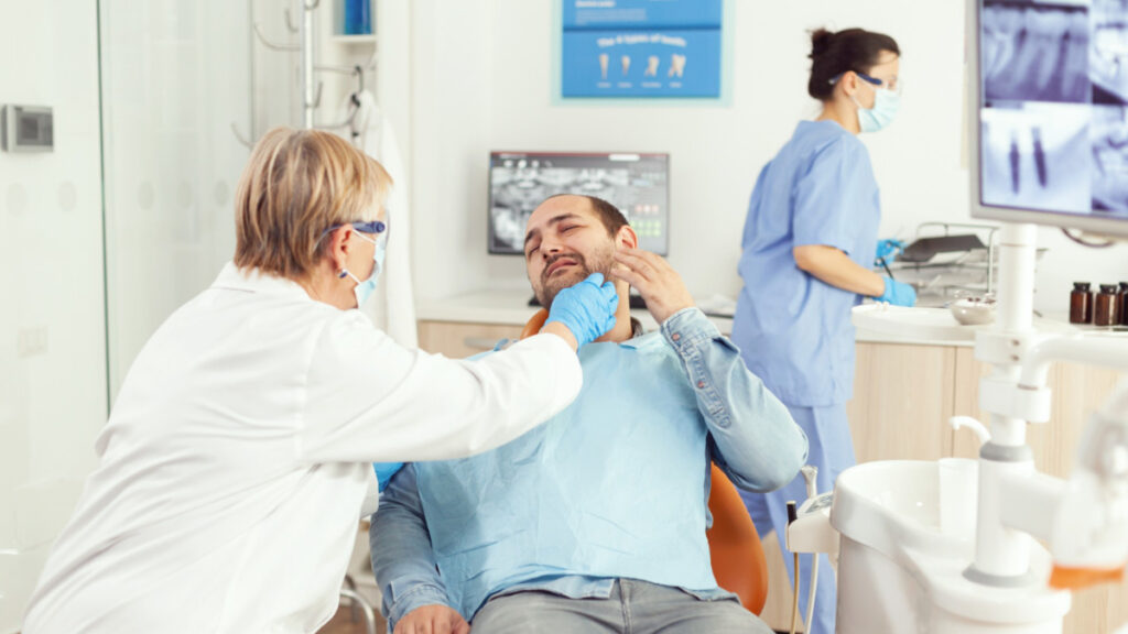 Un hombre preocupado por la salud dental durante la madurez en el dentista