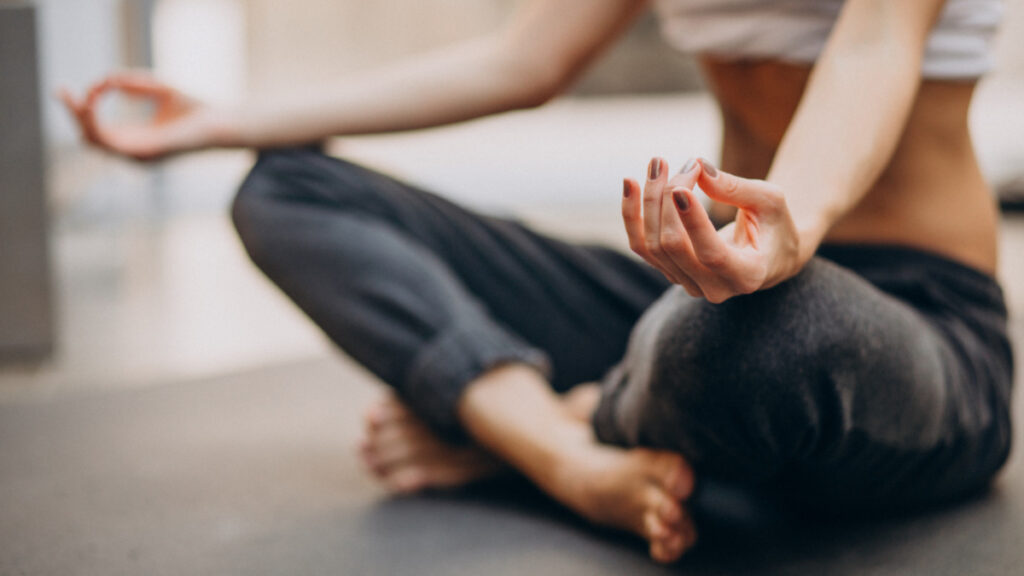 Una mujer meditando; una diferencia entre yoga y pilates