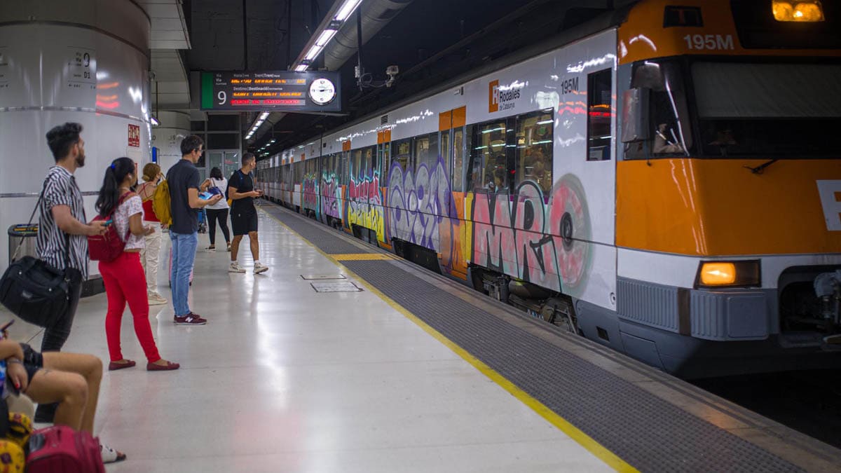 Los sindicatos convocan cuatro días de huelga en Renfe y Adif contra el traspaso de Rodalies