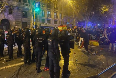 La quinta noche de protestas en Ferraz deja varios heridos tras las cargas policiales