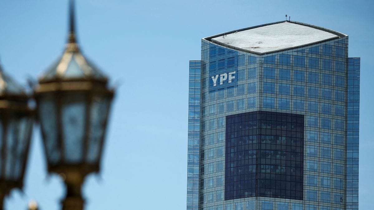 La petrolera argentina YPF sube un 33% en Bolsa ante los planes de privatización de Milei