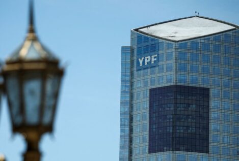 La petrolera argentina YPF sube un 33% en Bolsa ante los planes de privatización de Milei