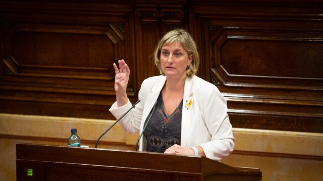 El juez imputa al exconsejera catalana de salud por el retraso en la vacunación a policías