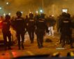 La policía disuelve con gases lacrimógenos la cuarta noche de protestas en la sede del PSOE