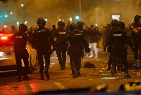 La policía disuelve con gases lacrimógenos la cuarta noche de protestas en la sede del PSOE