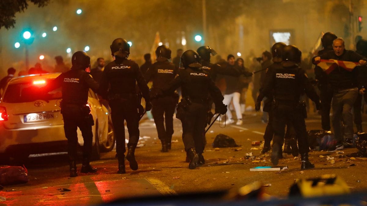 La policía disuelve con gases lacrimógenos la cuarta noche de protestas en la sede del PSOE