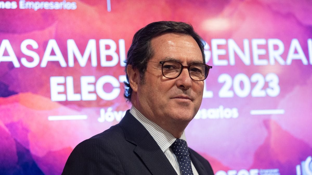 La CEOE propone elevar un 3% el salario mínimo para 2024, hasta los 1.112,4 euros