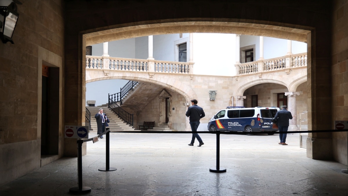 Acusada en Palma de romperle un plato en la cabeza a su expareja