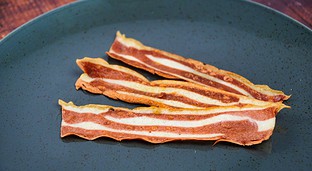 Ya está a la venta el primer 'bacon' vegetal hecho en España con bioimpresión 3D