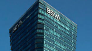BBVA avala la 'motosierra' de Milei y anticipa que Argentina dejará la recesión en 2025