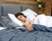Las razones que da tu salud para volver a dormir con la manta de la abuela
