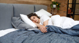 Las razones que da tu salud para volver a dormir con la manta de la abuela