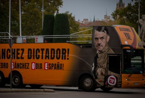 El PSOE reclama a Almeida que retire el bus de Hazte Oír que compara a Sánchez con Hitler