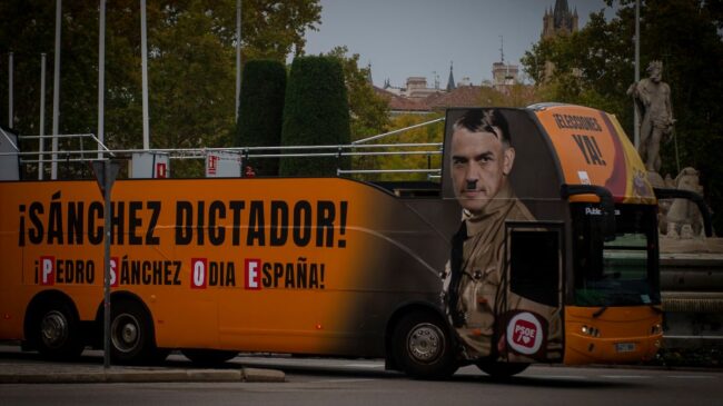 El PSOE reclama a Almeida que retire el bus de Hazte Oír que compara a Sánchez con Hitler