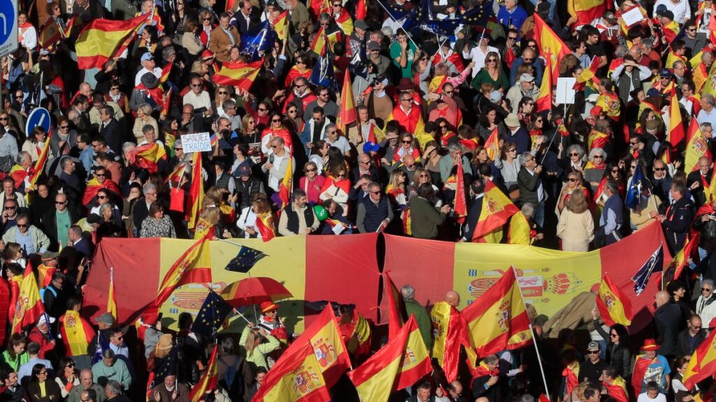 Banderas españolas en la protesta de Cibeles.