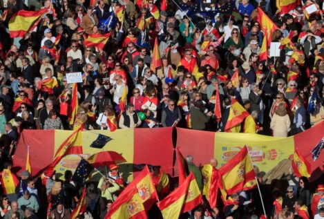 Cientos de miles de personas protestan en Madrid contra la cesiones de Pedro Sánchez