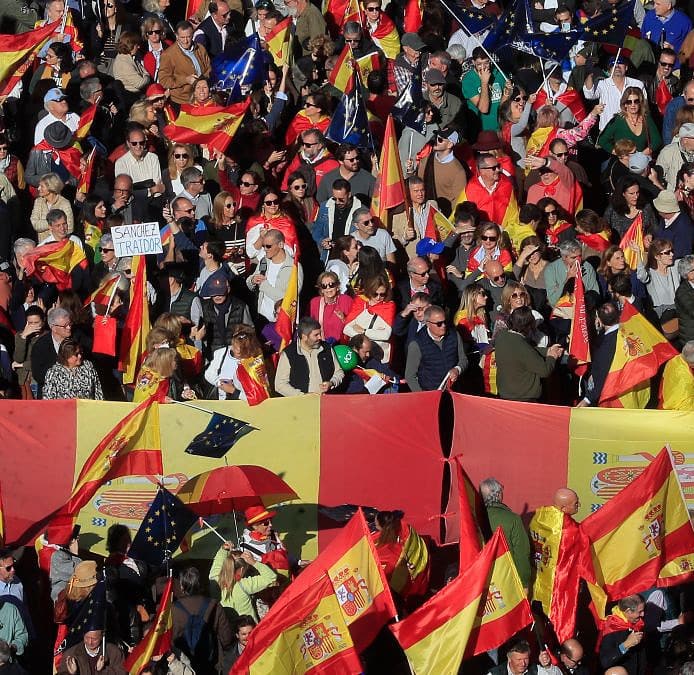 Cientos de miles de personas protestan en Madrid contra la cesiones de Pedro Sánchez