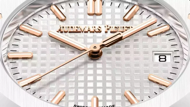 El primer Royal Oak automático de 34 mm en cerámica blanca