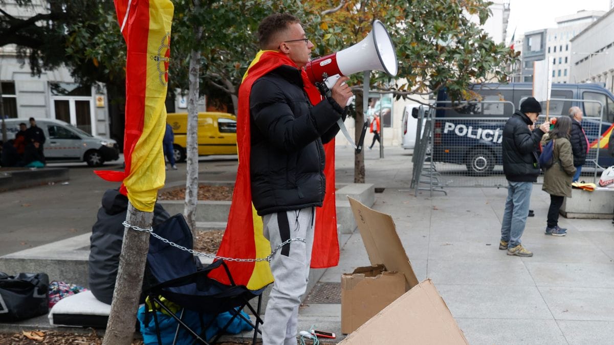 Un joven se encadena frente al Congreso para protestar contra una posible ley de amnistía