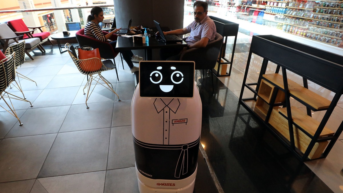 ¿Tiene futuro Manolito, el robot camarero insulso pero eficaz?