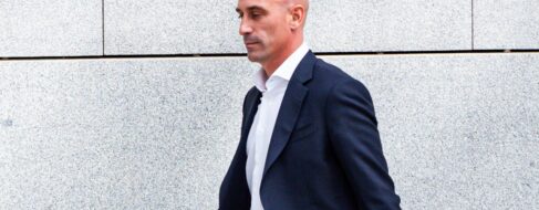 Rubiales pide al TAD el archivo de su expediente y denuncia una «teatralización bestial»