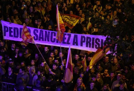 Cientos de personas se concentran junto a la sede del PSOE contra la amnistía