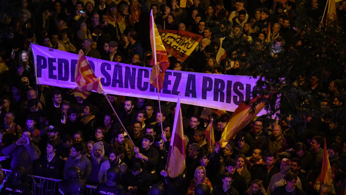 Cientos de personas se concentran junto a la sede del PSOE contra la amnistía