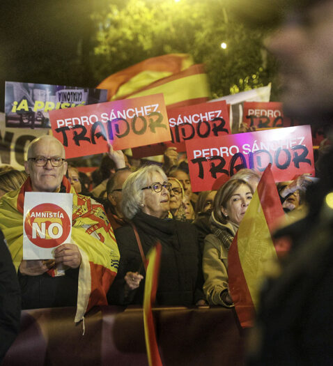 Noche de protestas en Ferraz contra la amnistía