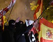 Vox se apartó de la cabecera de la protesta en la sede del PSOE para desmarcarse de los ultras