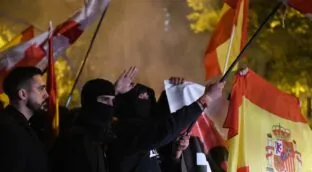 Grupúsculos radicales preparan protestas en Ferraz para noviembre, pero Vox se desmarca