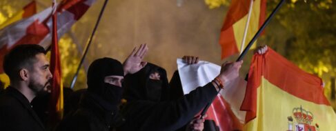 Vox se apartó de la cabecera de la protesta en la sede del PSOE para desmarcarse de los ultras