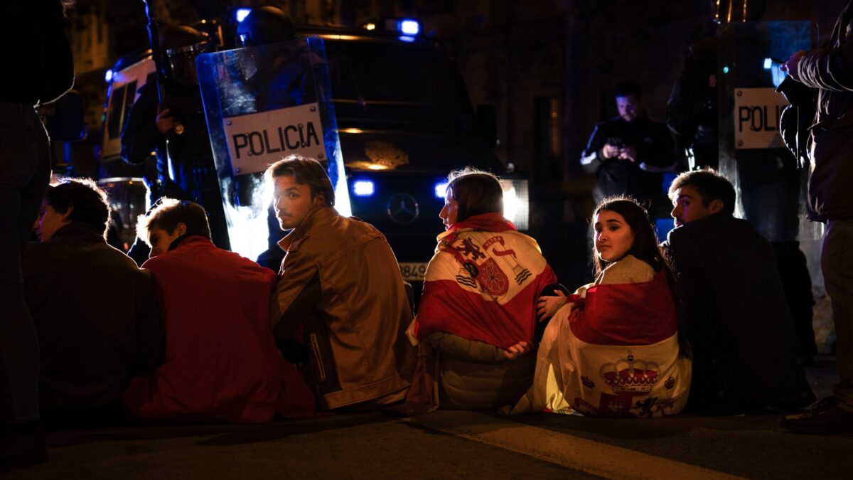 Miles de personas vuelven a rechazar la amnistía en el décimo día de protestas en Ferraz