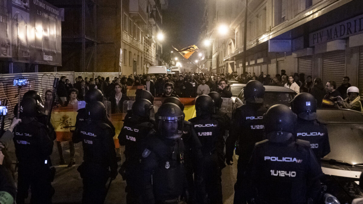 La Policía detuvo este miércoles a dos periodistas que cubrían las protestas en Ferraz