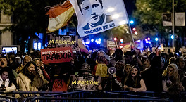 Nueva concentración en Ferraz contra la amnistía con gritos a Sánchez y Puigdemont