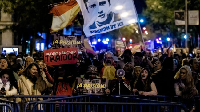 Nueva concentración en Ferraz contra la amnistía con gritos a Sánchez y Puigdemont