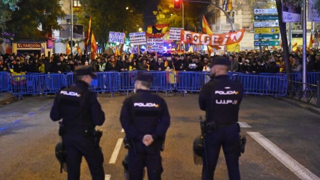 Más de 3.000 personas vuelven a protestar en Ferraz con el apoyo del sindicato de Vox