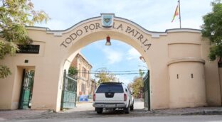 Escrivá aprovecha un día festivo para instalar a 140 inmigrantes en un cuartel de Carabanchel