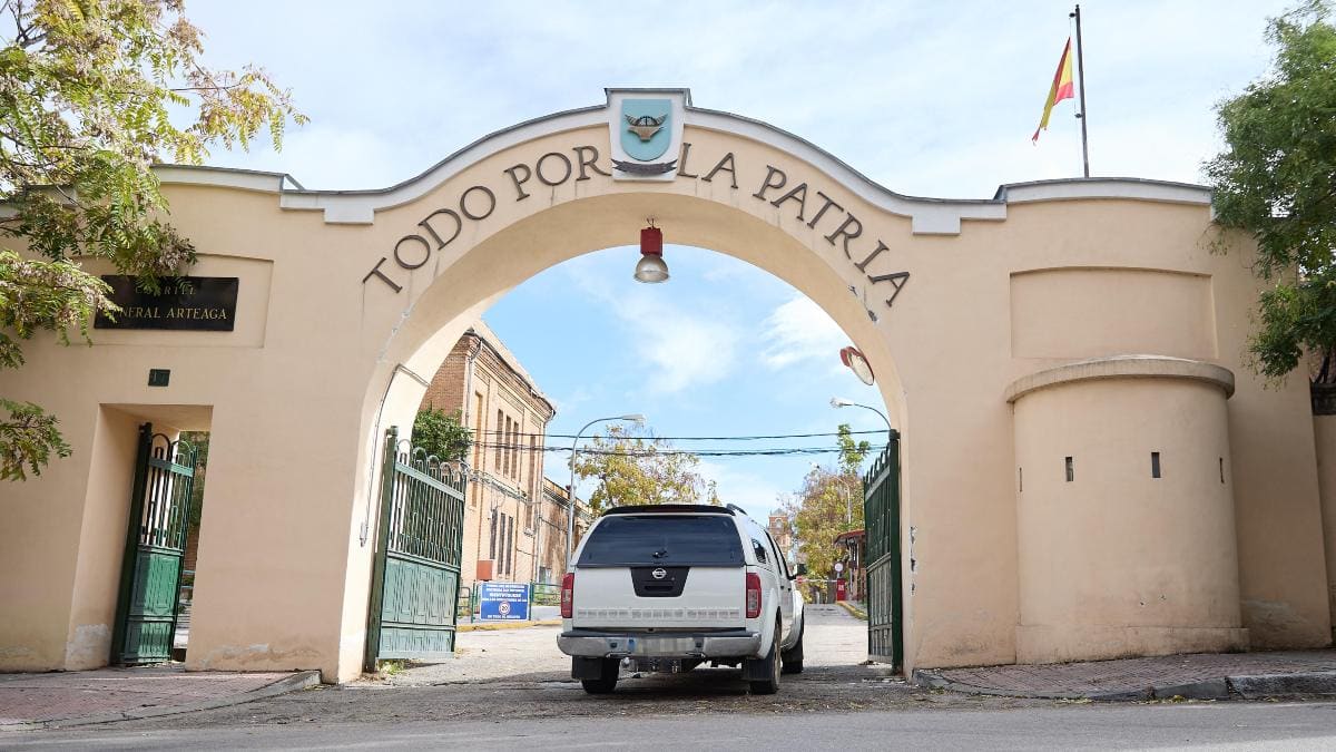 Escrivá aprovecha un día festivo para instalar a 140 inmigrantes en un cuartel de Carabanchel