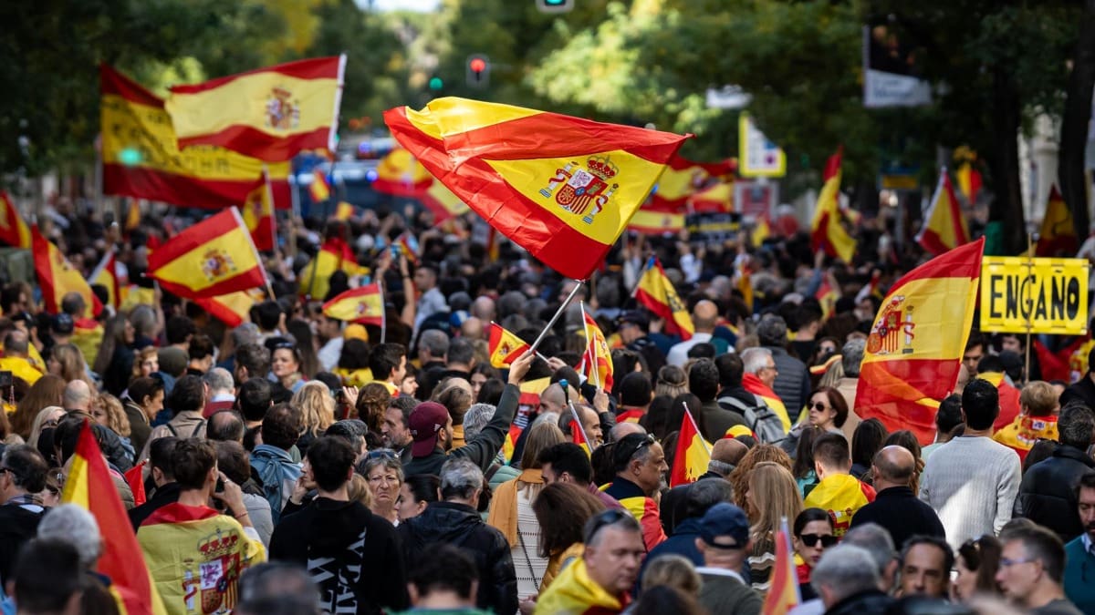 Un grupo de manifestantes protestan en La Moncloa y cortan la autovía A-6