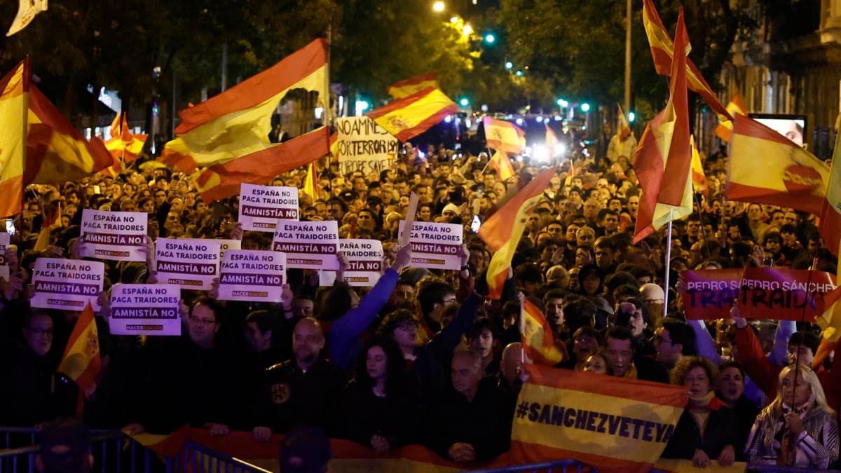 Séptimo día de protestas en Ferraz contra la amnistía: la Policía las disuelve con cargas