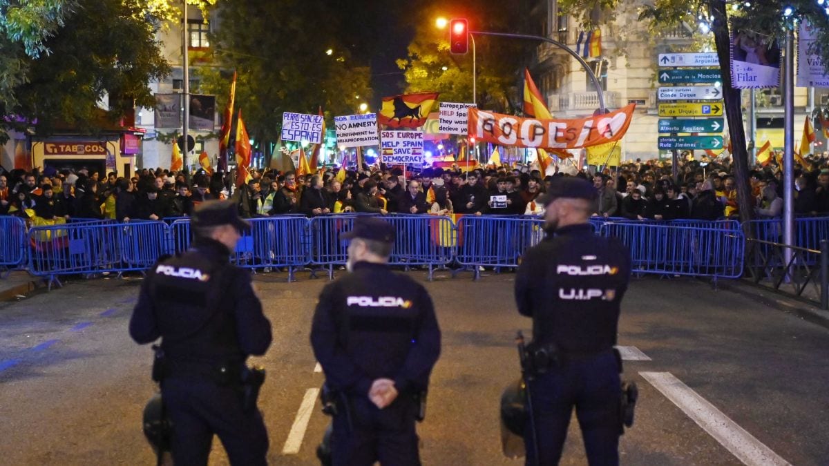 Una detenida en la protesta de Ferraz que reúne a unos 300 manifestantes