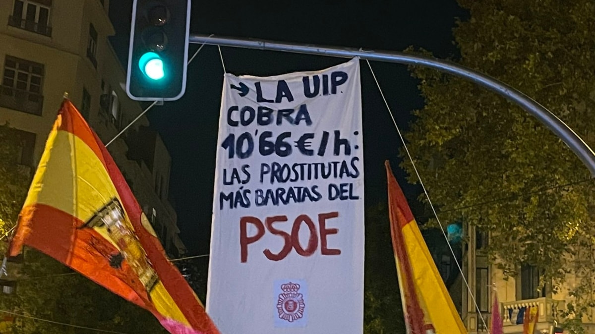 Jupol denuncia el cartel de Ferraz que llamaba a los policías «prostitutas baratas del PSOE»