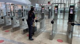 La falta de una puerta en el filtro policial de   Barajas permite que un extranjero se cuele